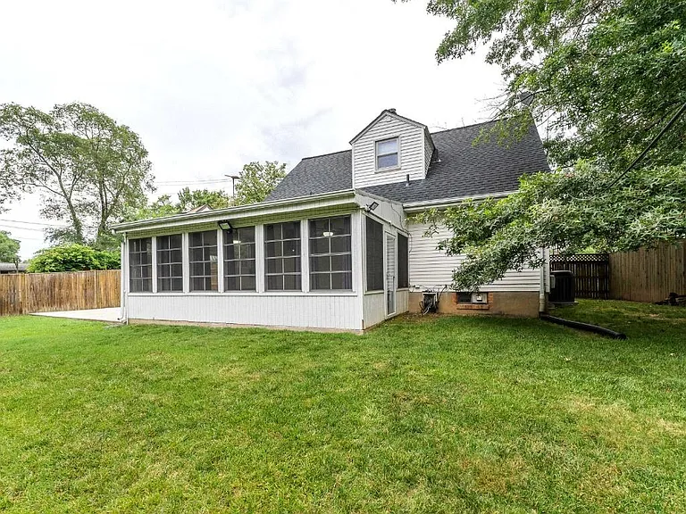 6814 Duke Dr — Photo 32