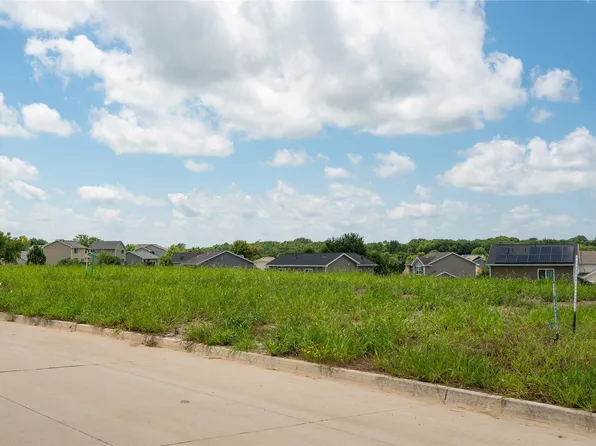 2914 Lake Hill Dr, Des Moines, IA 50320