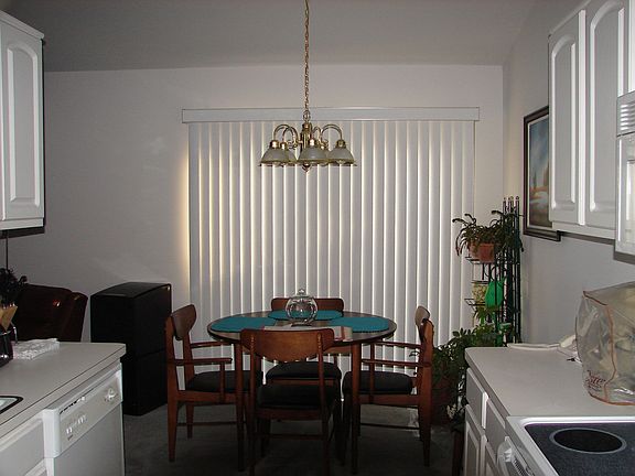 DINING ROOM/DOORWALL TO PATIO