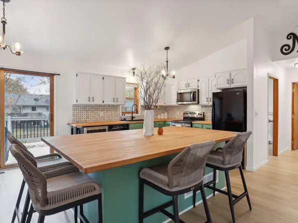 182 Green Briar Dr, Lino Lakes, MN 55014