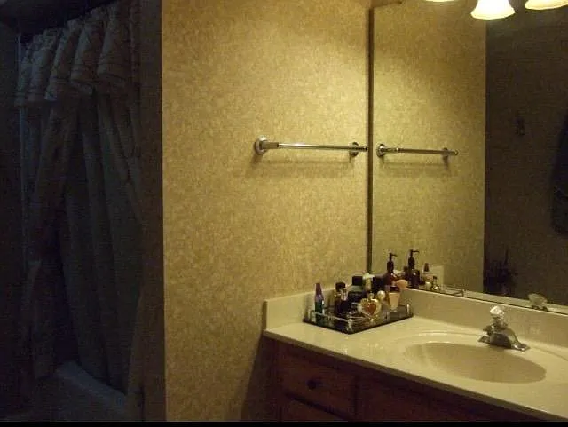 4 bed, 2328 sqft, $2,100 — Photo 4