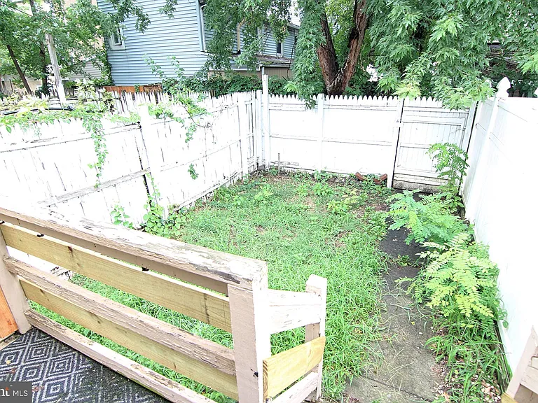 107 W 3rd St — Photo 10