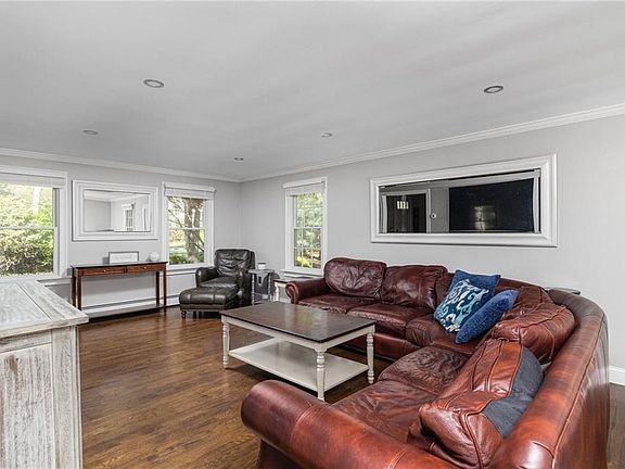 5th image of 125 Crystal Dr