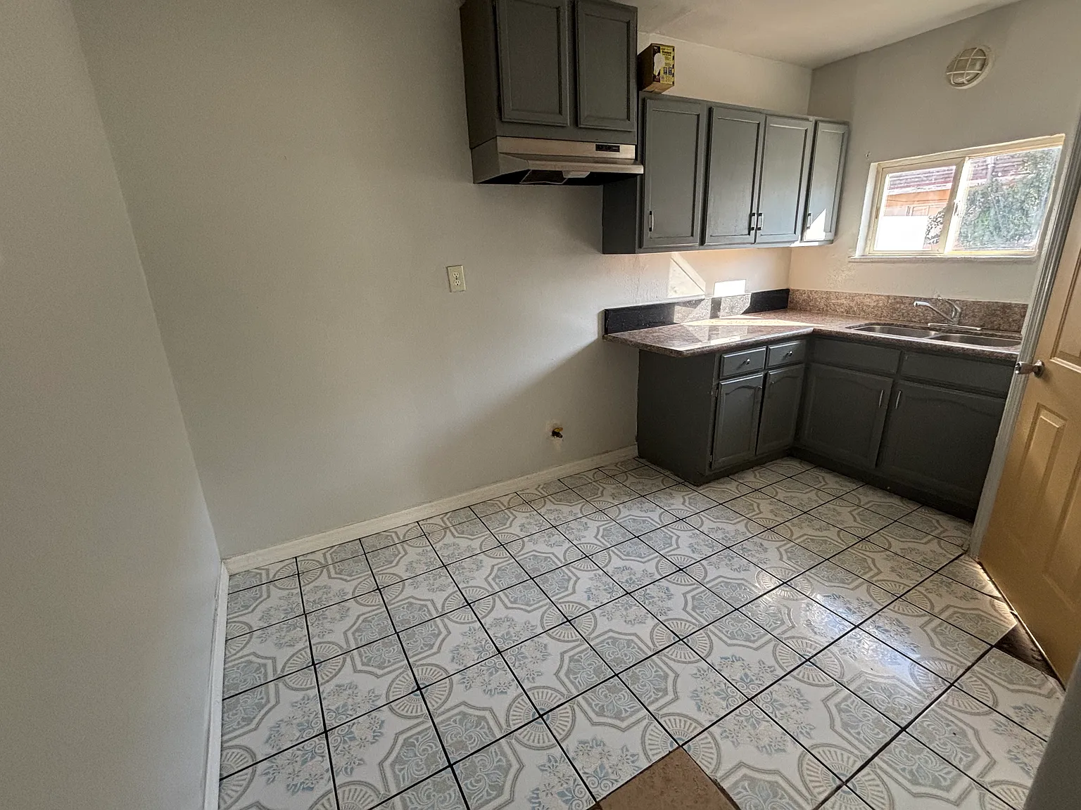 2 bed, 850 sqft, $2,200 — Photo 2