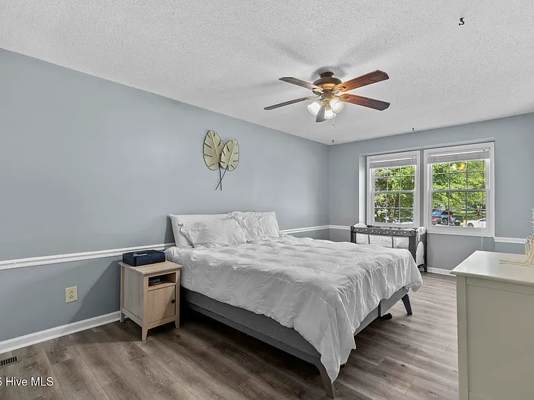 210 E Willowood Ln — Photo 10