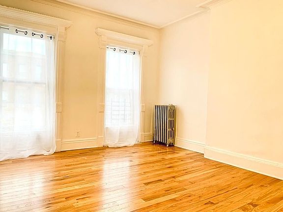4th image of 484 Halsey St APT 3