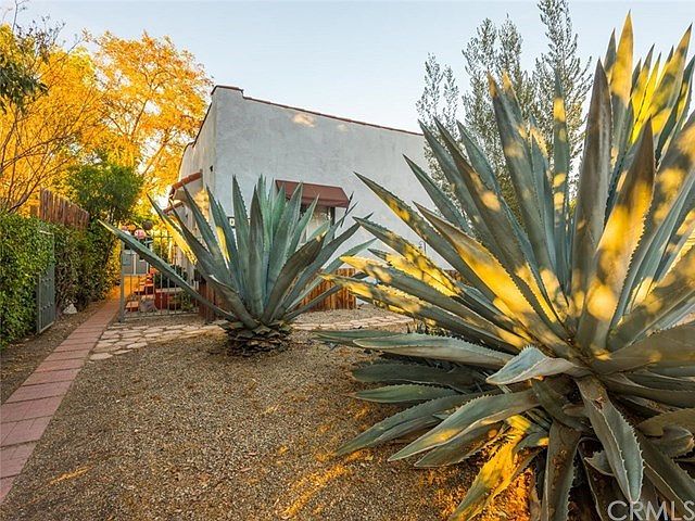 Front view of property