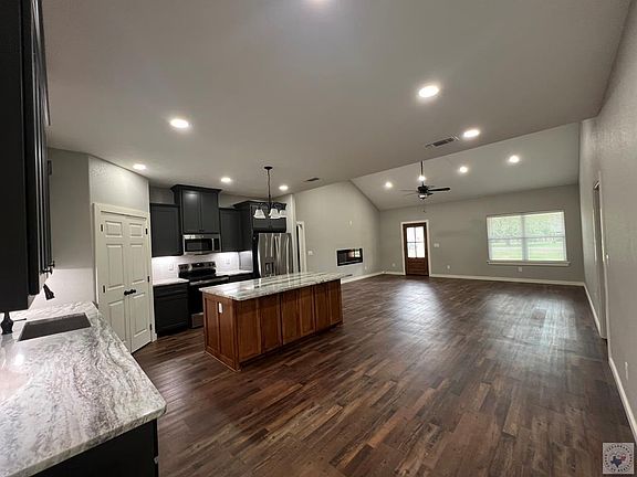 3rd image of 10 Hickory Oak Ln