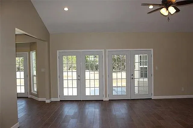 4 bed, 2.5 bath, 2452 sqft, $2,450 — Photo 3