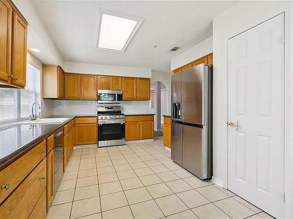 4th image of 3127 Meadow Lake Dr E