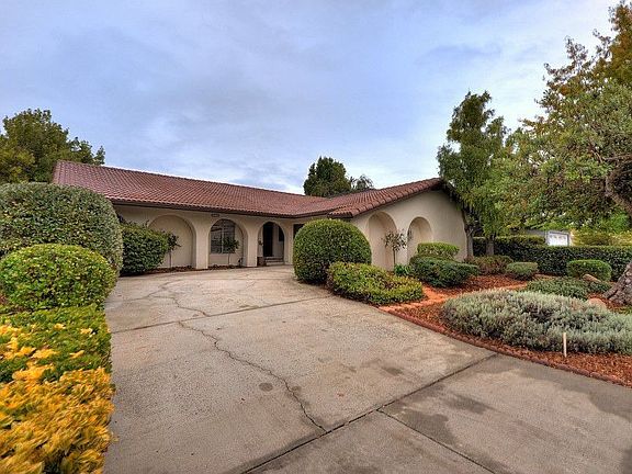 2nd image of 466 Pin Oak Dr