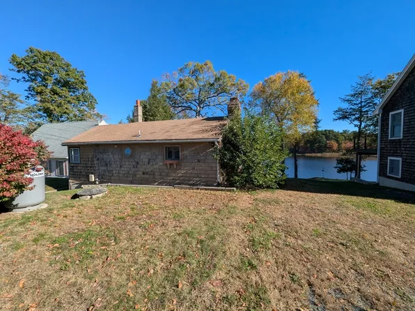 52 Lakeshore Dr, Essex, MA 01929