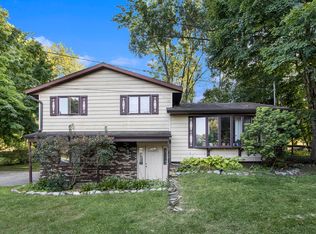 806 Chateau Dr, Portage, MI 49002