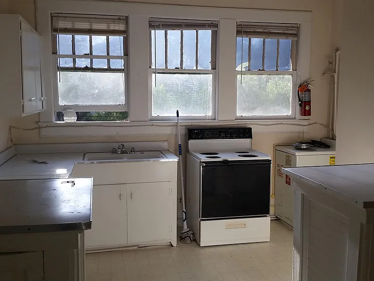 1303 Maple St #R — Photo 7