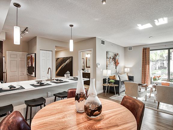 9-foot ceilings throughout