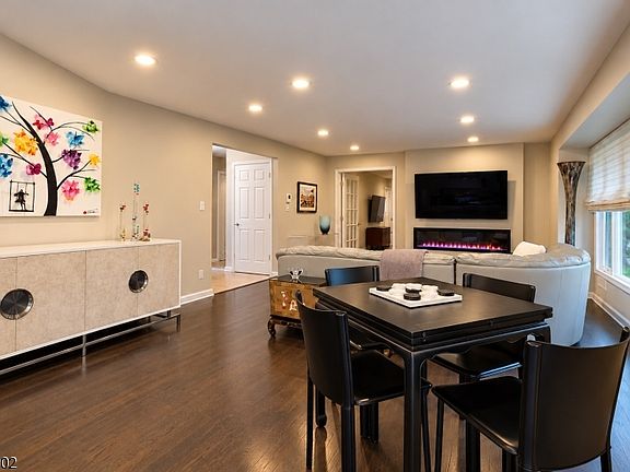 4th image of 40 Shadowlawn Dr