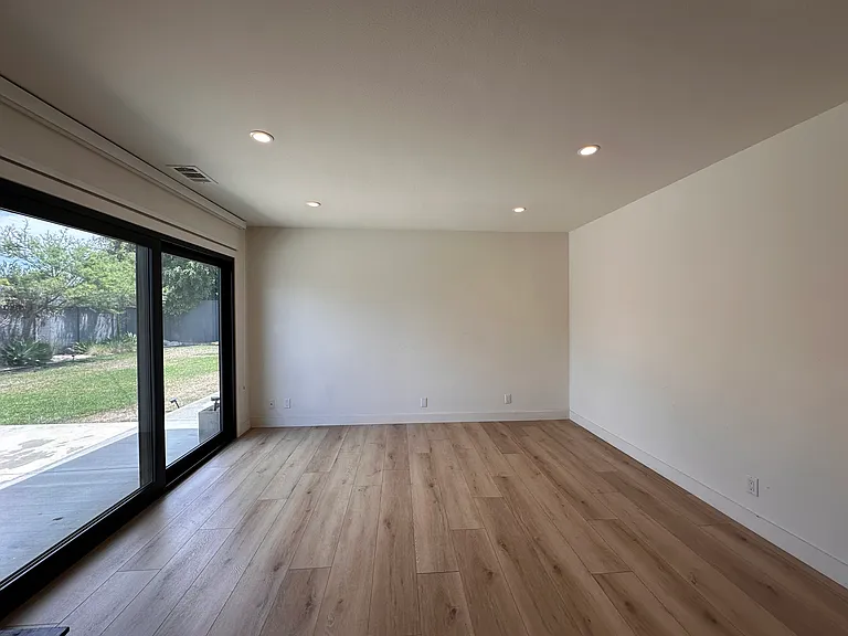 421 Larry Ln — Photo 7