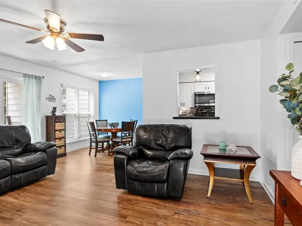 3220 69th St APT D6, Galveston, TX 77551