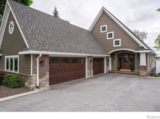 560 Grixdale Ln, Waterford, MI 48328