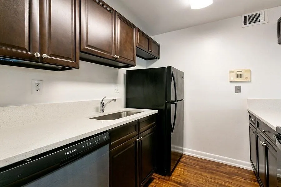 2 bed, 1.0 bath, 850 sqft, $1,800 — Photo 3