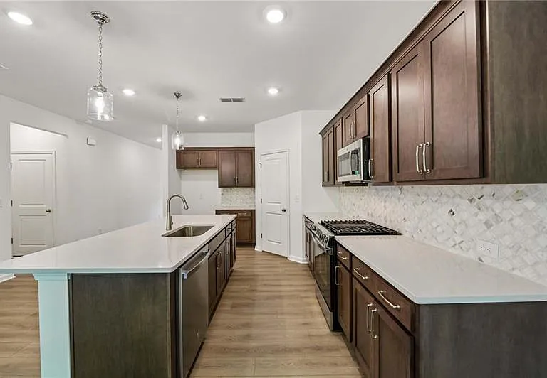 204 Silverleaf Trl — Photo 11