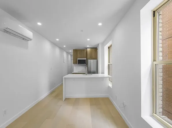 246 East 53rd Street 6B image 2 of 9