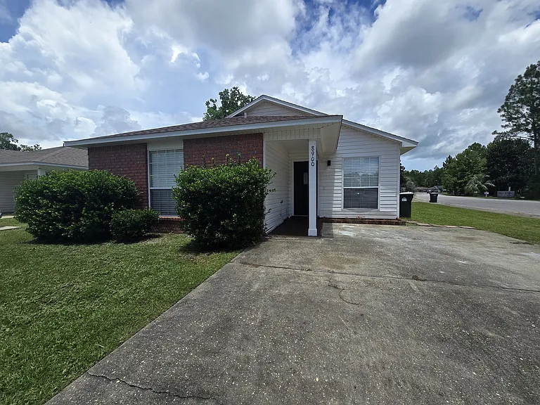 8900 Forest Oak Dr — Photo 1