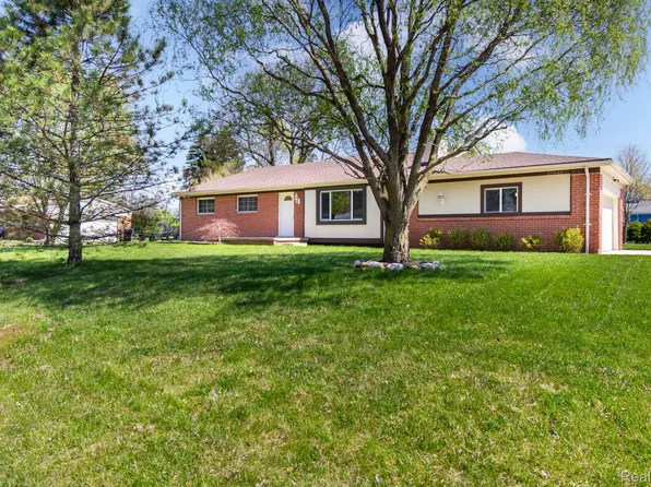 27948 Green Willow St, Farmington Hills, MI 48331