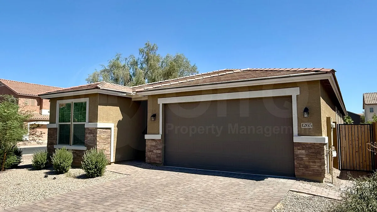4 bed, 2.0 bath, 1874 sqft, $1,825 — Photo 3