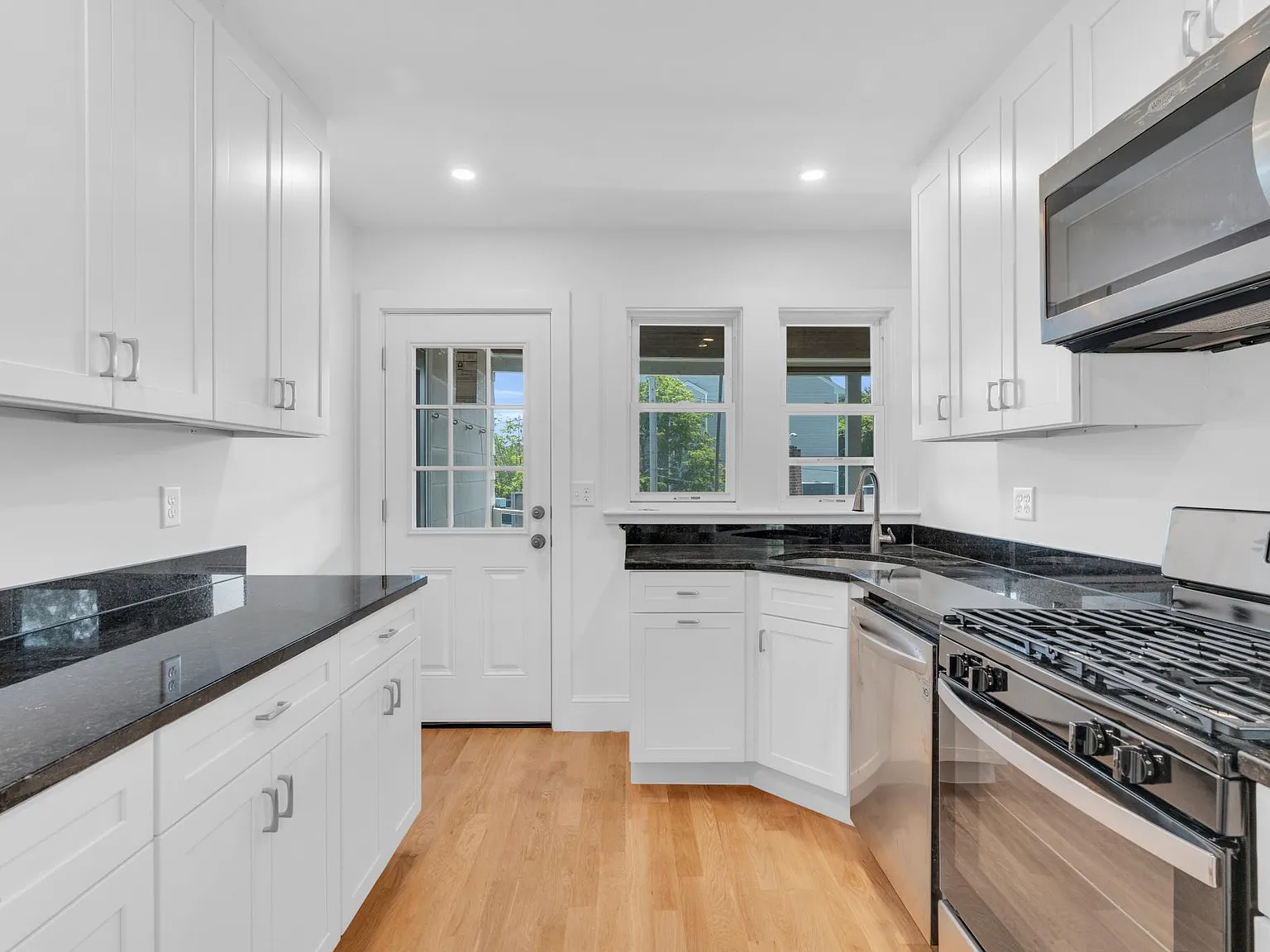 949 Hancock St — Photo 2