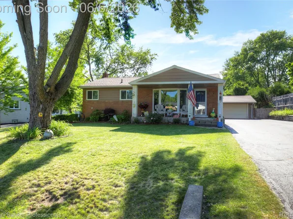 373 Tilmor Dr, Waterford, MI 48328