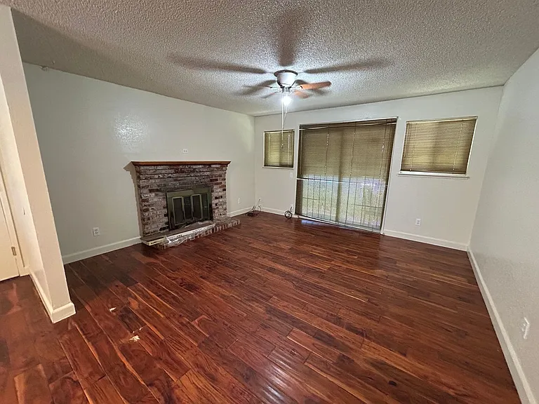 1013 Roanoke Ave — Photo 9