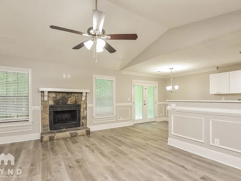 151 Adrian Dr — Photo 4