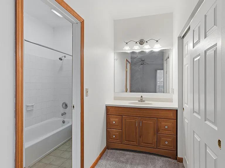 944 Summit Ave #1 — Photo 8