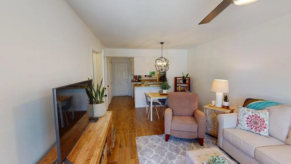318 E 1st Ct — Photo 3