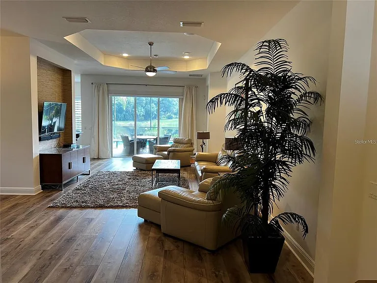 12051 Thornhill Ct — Photo 6