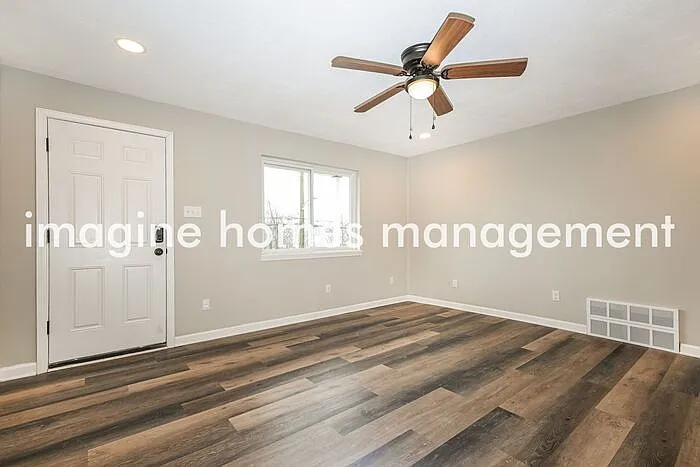3 bed, 1.5 bath, 1320 sqft, $1,335 — Photo 2