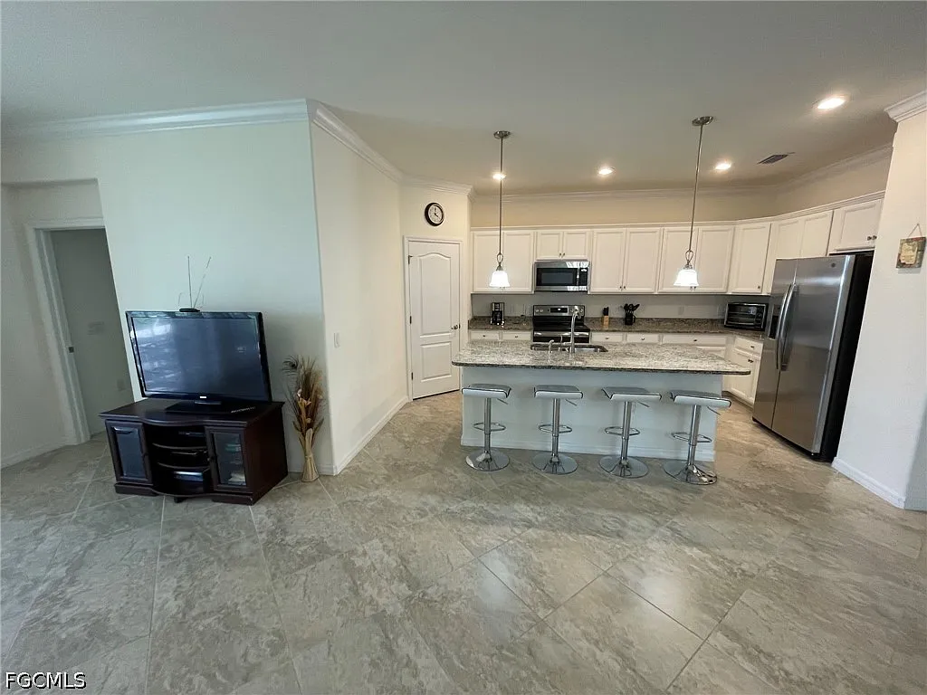 4 bed, 3.0 bath, 2032 sqft, $4,500 — Photo 3