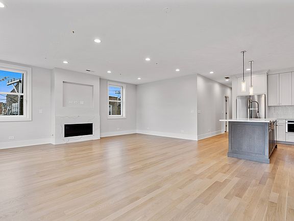2nd image of 5553 N Clark St #302