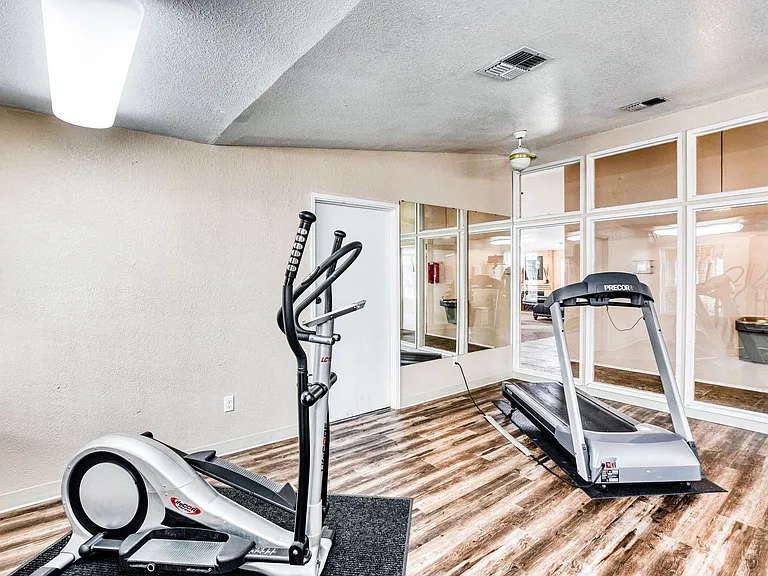 Crowne Pointe Apartments — Photo 8