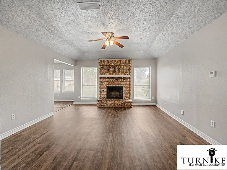 913 Springhill Dr — Photo 3