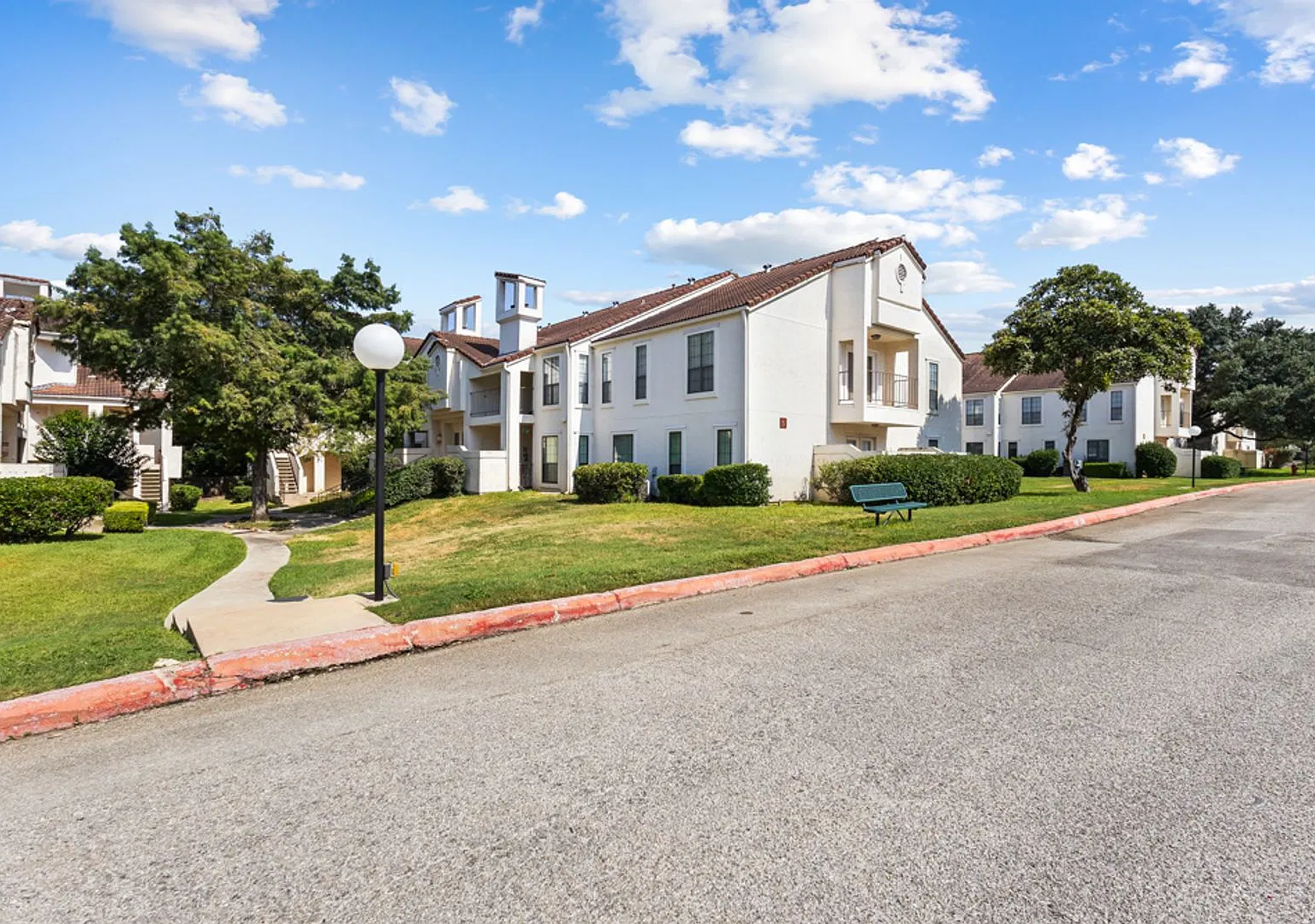 2 Bedroom/2 Bath Thousand Oaks Condo — Photo 2