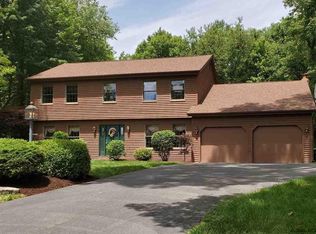 11 Stratford Dr, Clifton Park, NY 12065