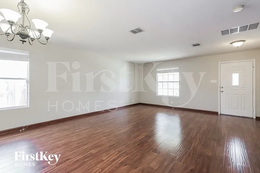 4 bed, 2.5 bath, 3070 sqft, $1,945 — Photo 3