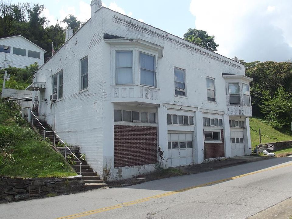 2nd image of 556 W 2nd St