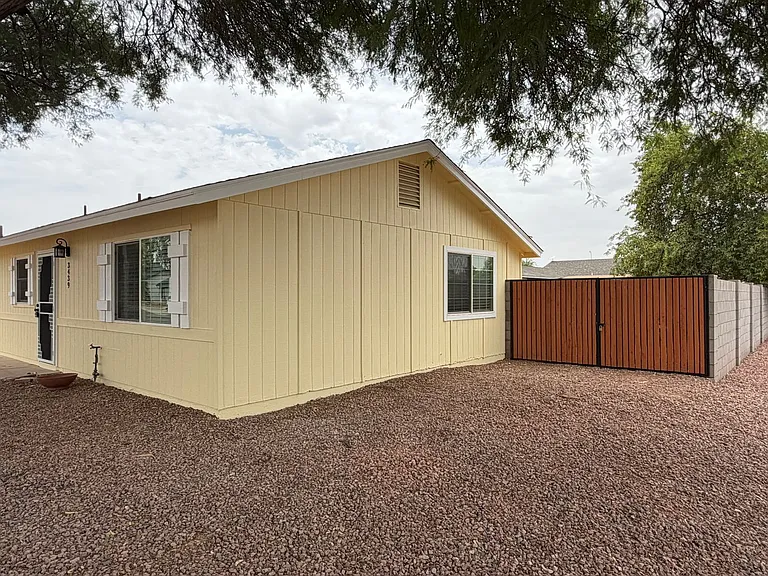 3439 W Peppertree Ln — Photo 2