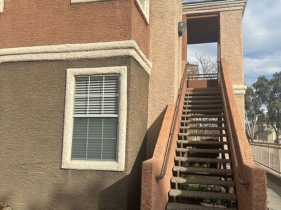 3rd image of 1404 Seward St Unit 204