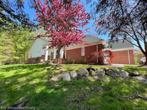 691 Chestnut Dr, Wixom, MI 48393