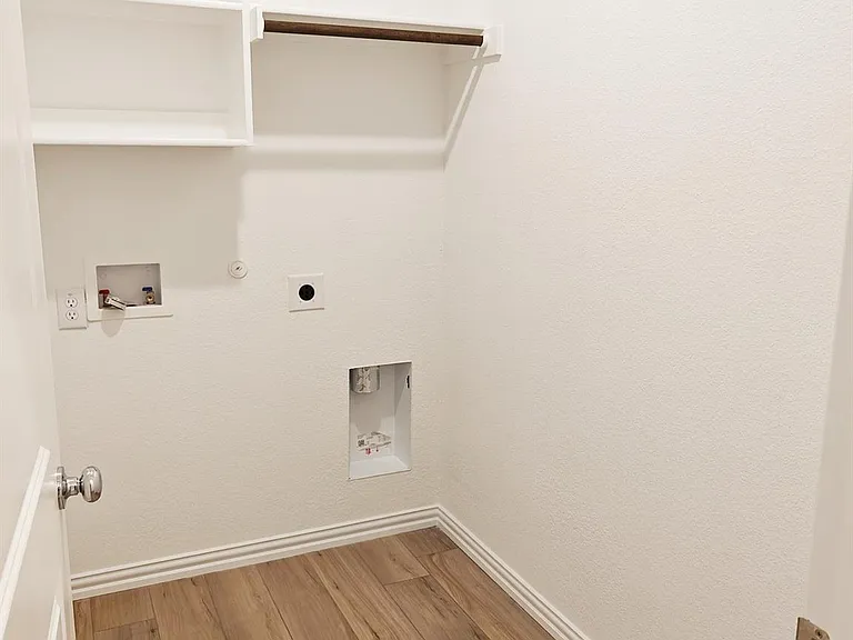 8404 Honeylocust St — Photo 21