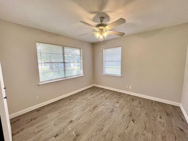 1005 Oakwood Ln — Photo 21